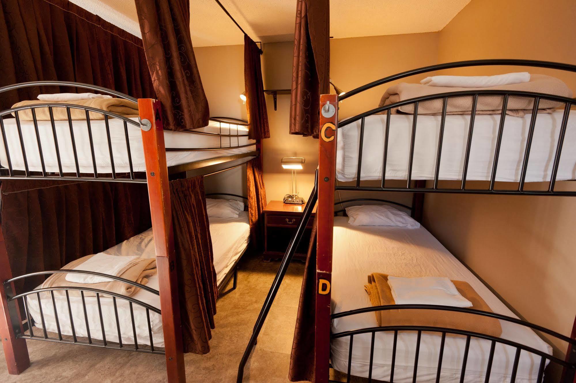 Banff International Hostel Extérieur photo